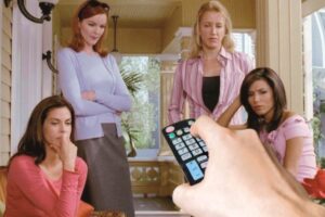 Attrici di Desperate Housewives e mano con telecomando